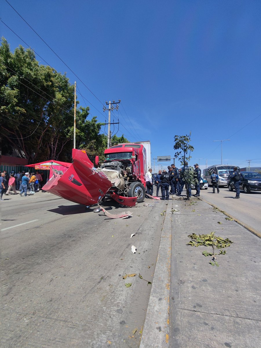 Aaronhdzg's tweet photo. #ULTIMAHORA Riña entre 2 traileros que circulaban  en la lateral de Boulevard puerto aéreo a la altura del @cityexpressate @A_VCarranza   terminó con la vida de uno de ellos, tome precauciones, lateral cerrada dirección Calzada I. Zaragoza. https://t.co/yMF4FHdzQ6