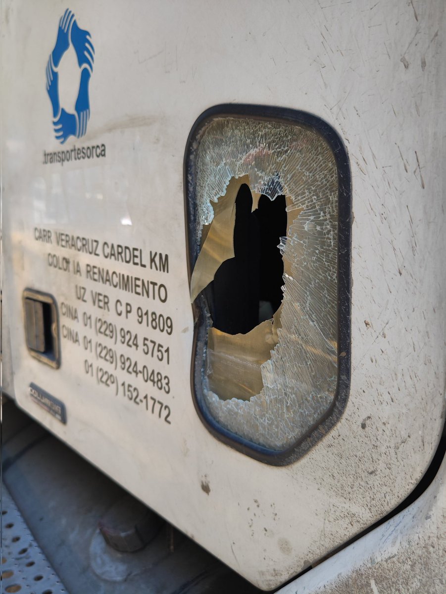 Aaronhdzg's tweet photo. #ULTIMAHORA Riña entre 2 traileros que circulaban  en la lateral de Boulevard puerto aéreo a la altura del @cityexpressate @A_VCarranza   terminó con la vida de uno de ellos, tome precauciones, lateral cerrada dirección Calzada I. Zaragoza. https://t.co/yMF4FHdzQ6