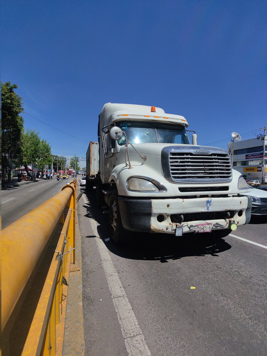 Aaronhdzg's tweet photo. #ULTIMAHORA Riña entre 2 traileros que circulaban  en la lateral de Boulevard puerto aéreo a la altura del @cityexpressate @A_VCarranza   terminó con la vida de uno de ellos, tome precauciones, lateral cerrada dirección Calzada I. Zaragoza. https://t.co/yMF4FHdzQ6