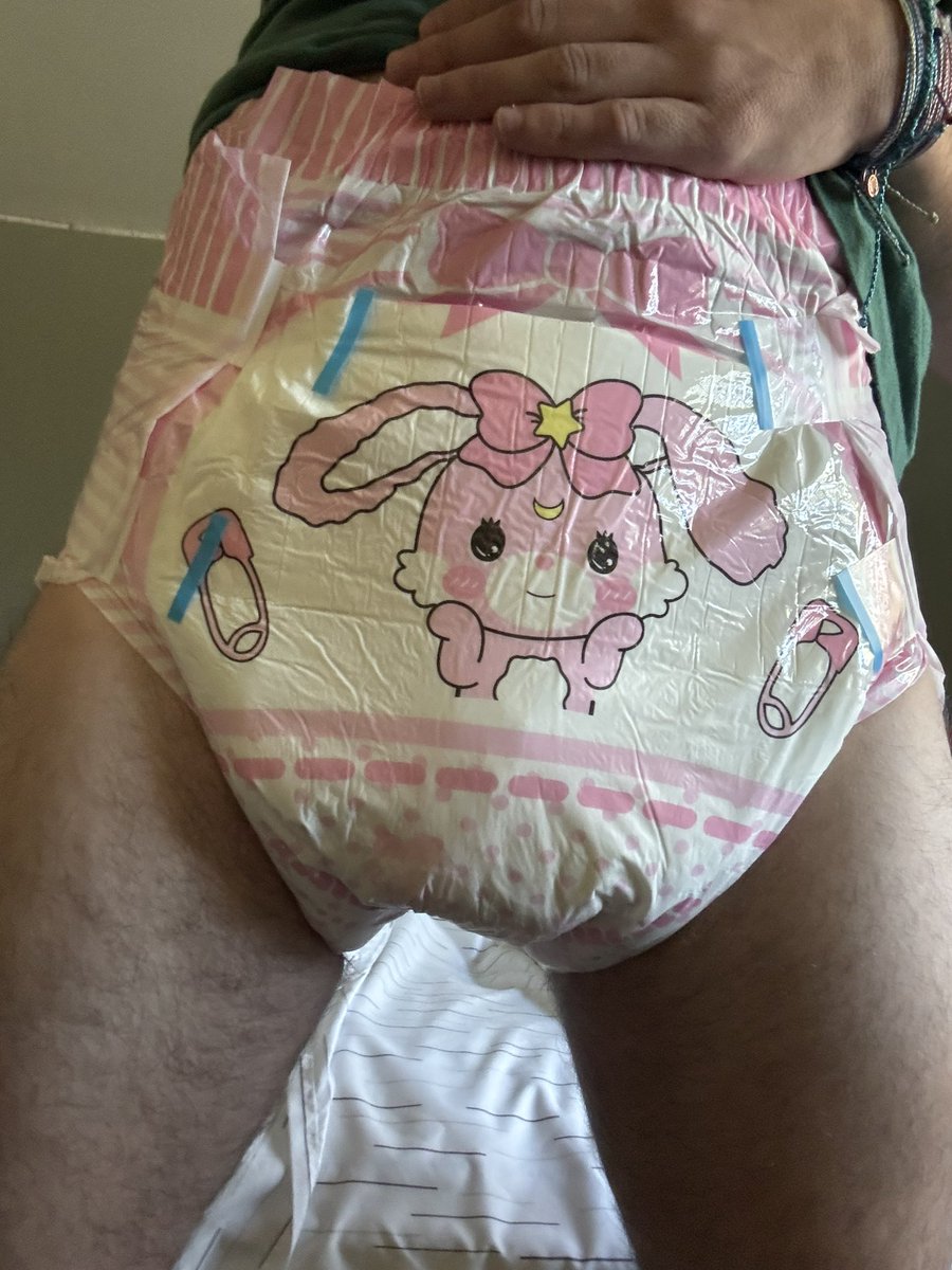 princ3_flash's tweet photo. IN LOVE #abdl #diaper #diaperlover https://t.co/xU3utQaK3W