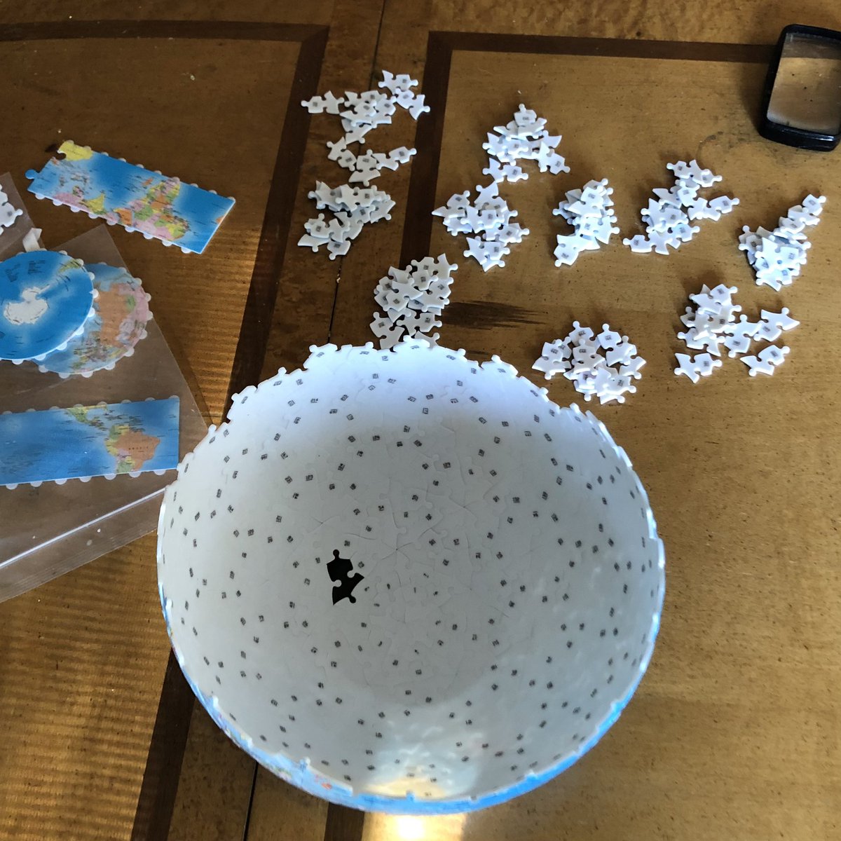 Paperbacks_Plus's tweet image. 🧩🌎
Globe of the earth, 3D spherical puzzle by Esphera 360.
Headed to the shop.
#globeofthearth #spherical #sphericalpuzzle #jigsawpuzzle #jigsawpuzzles #puzzlelover