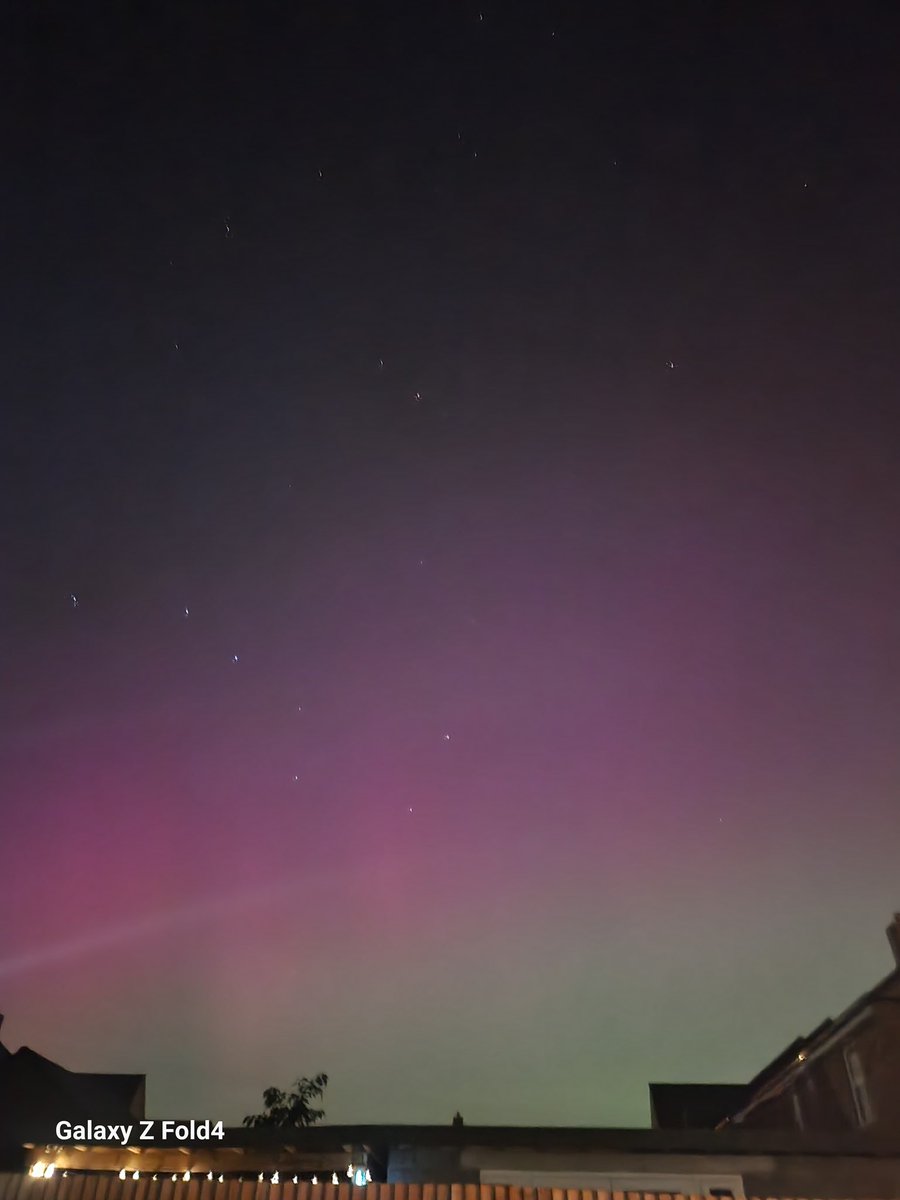 fiiocampo's tweet photo. Finally getting to see the lights but I have to borrow hubby's phone because his takes better night mode photos 😆🥹🌌 #aurorawatchuk https://t.co/JAW9NnJMra