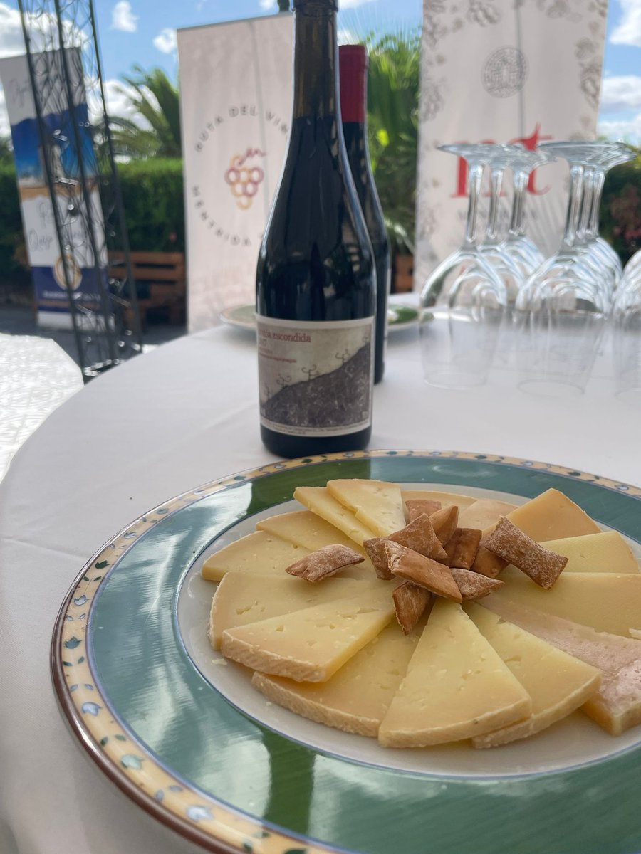 🧀🍷La Cofradía del Queso Manchego, a través de su programa Rutas del Queso Manchego, y nuestra <a href="/RVMentridaToled/">Ruta del Vino Méntrida-Toledo</a>, se han hermanado esta mañana de forma oficial para potenciar el turismo enogastronómico en la provincia de Toledo, llena de productos extraordinarios😊🥂
#DOPMéntrida