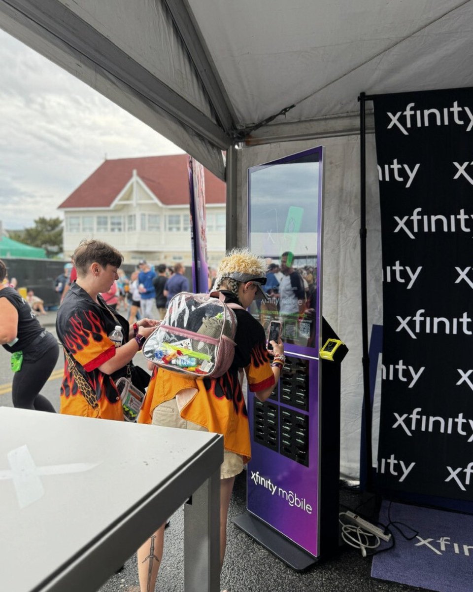 JUUCECHARGING's tweet image. We're thrilled to have partnered with Xfinity Mobile to provide festival-goers with free portable charging at Oceans Calling! 🙌🔋

#JUUCE #XfinityMobile #OceanCalling #StayCharged #FestivalReady #PortablePower