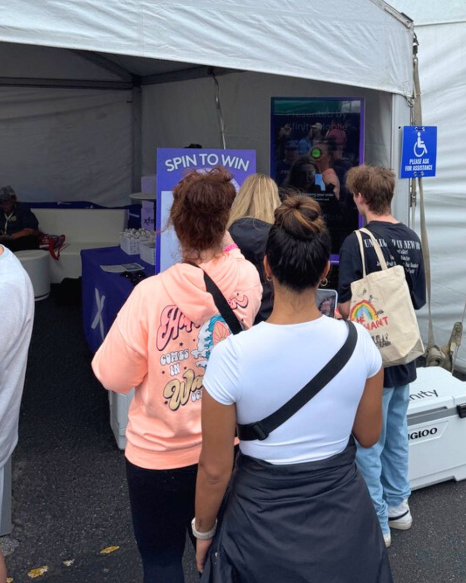 JUUCECHARGING's tweet image. We're thrilled to have partnered with Xfinity Mobile to provide festival-goers with free portable charging at Oceans Calling! 🙌🔋

#JUUCE #XfinityMobile #OceanCalling #StayCharged #FestivalReady #PortablePower