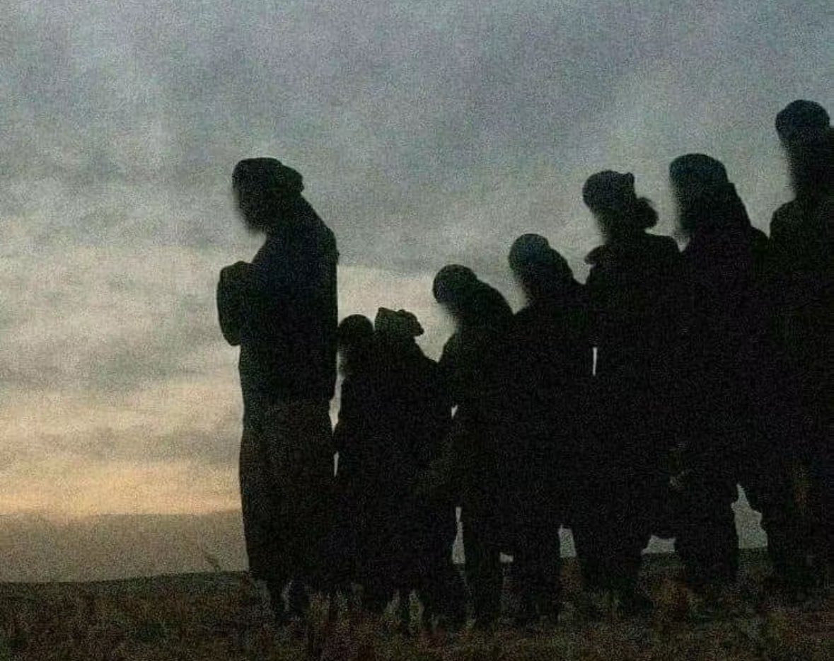 1muminin's tweet photo. Hasan Al-Basri a dit :

« Si vous aviez vu les Sahaba, vous auriez dit : ils sont extrêmes ! »
Si les Sahaba vous avaient vu, ils diraient : « ils ne sont pas musulmans ! »

[ Al-Hilyah 2/1324 ] https://t.co/ghjseiAsR1