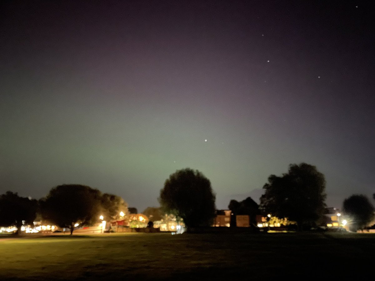 Charles_p29's tweet photo. Aurora visible from Cambridge! https://t.co/Yk3pT1OupY