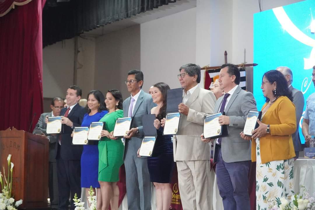 Tu el honor de asistir a la sesión solemne por los 29 años de creación de la extensión de la Universidad Laica Eloy Alfaro en Bahía de Caráquez. Felicito a esta institución manabita y de manera muy especial a su rector, Dr. Marcos Zambrano, por este nuevo aniversario.