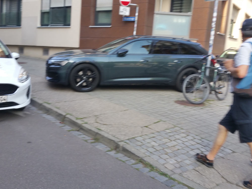 Große #Klausstraße/#Domstraße, #Altstadt, <a href="/stadt_halle/">Stadt Halle (Saale)</a> 

#Parkloch! 😡

#runtervomgehweg
#allesistParkplatz