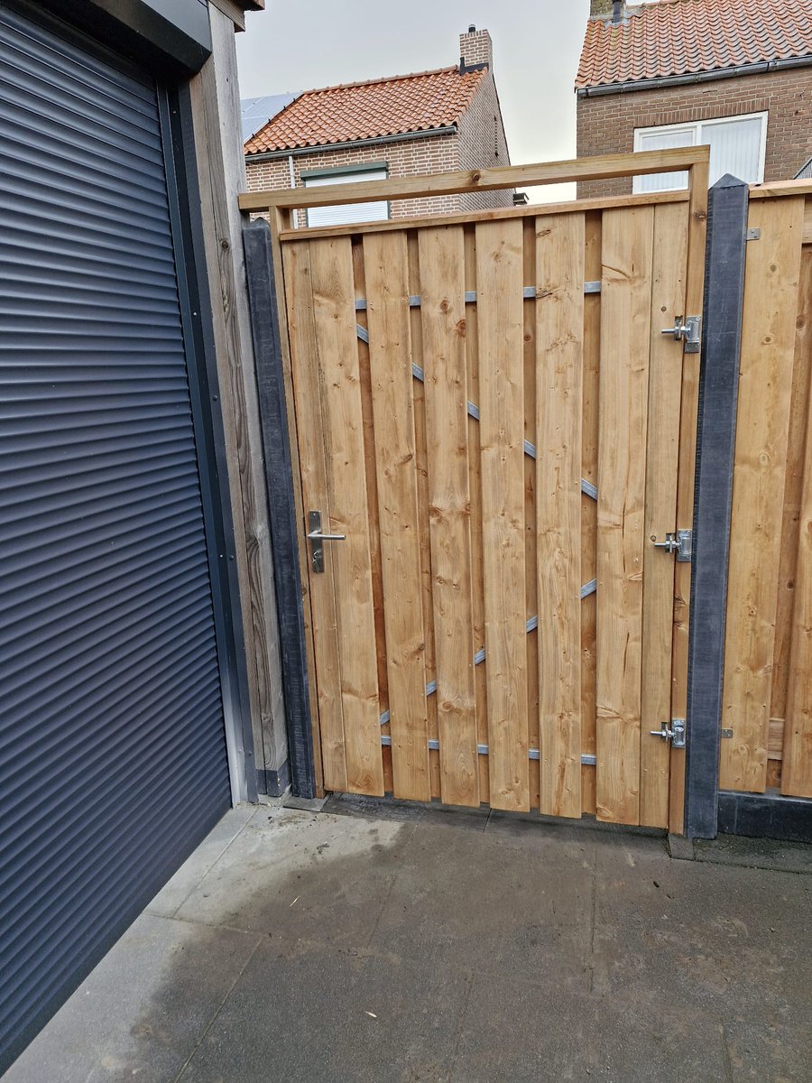 Deze week hebben we een mooie Red Class Wood schutting mogen plaatsen. Het heeft de look van Douglas, maar deze blijft langer zijn kleur houden.
De poortdeur heeft een breedte van 1.20 meter en is voorzien van een RVS slot.

#uwhovenier #vakbekwaam #schutting #kwaliteit