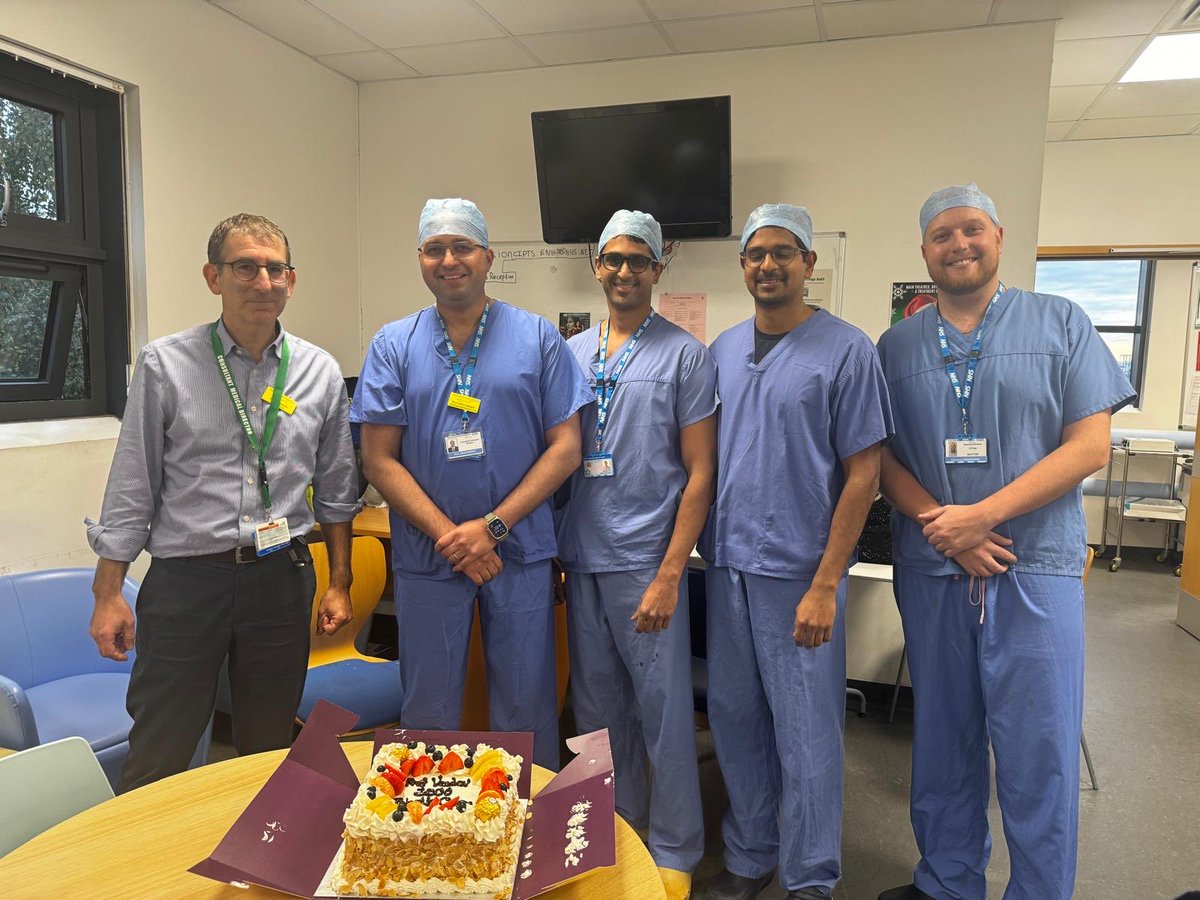 Celebrating with the amazing Prof ⁦<a href="/nikhilvasdevuro/">Prof Nikhil Vasdev</a>⁩ ⁦<a href="/enherts/">East and North Hertfordshire Teaching NHS Trust</a>⁩ for his 1500 robotic urological procedures completed. Many congratulations.