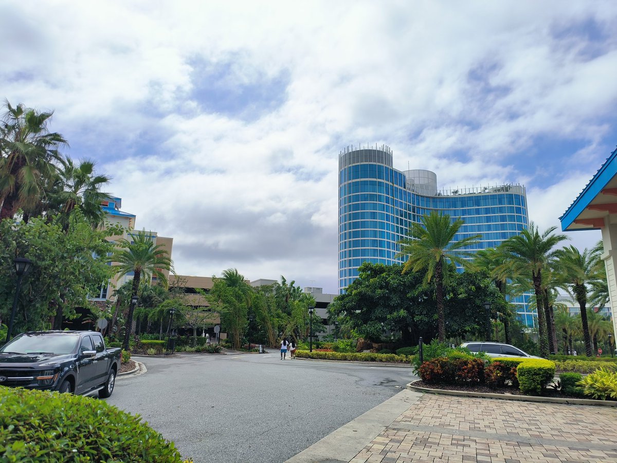 Big thank you to <a href="/UniversalORL/">Universal Orlando Resort</a> Aventura for looking after us in hurricane Milton 🌀😱 Felt very safe and loved the reception DJ 🎧🎶🎵  sun is shining today 🥵