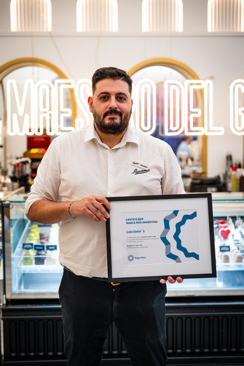 En el marco de la Semana Argentina en Italia, distinguimos como #EmpresaMarcaPaís a heladeria #Luccianos por su proyección internacional y crecimiento dentro del mercado, con 90 locales en el país y el exterior. 🍦🇦🇷