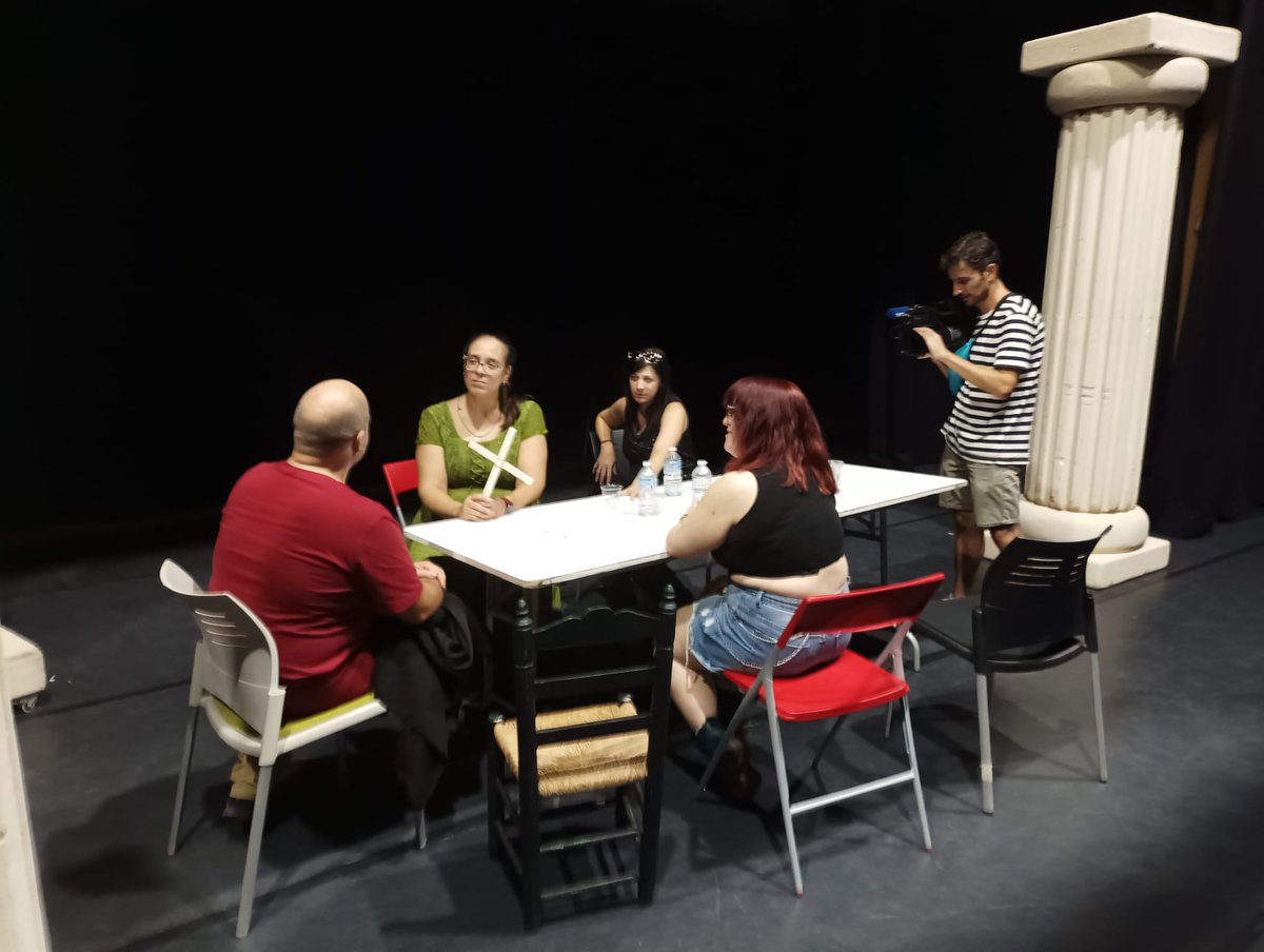 ¡¡¡VINO A VISITARNOS TELEVISIÓN TORREVIEJA!!! 
¡Sigamos difundiendo y compartiendo este maravilloso mundillo!
Especial agradecimiento tanto a nuestros representantes Lorena, Matías y José Manuel, ¡así como a los jugadores que improvisaron una escena para el medio!