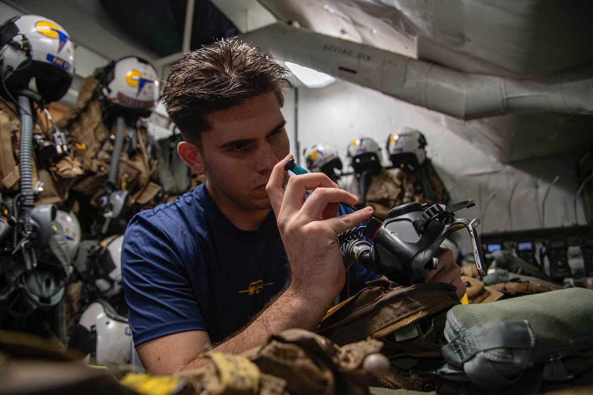 CVN_72's tweet photo. ⚡️ Laser-focused ⚡️

#LincolnNation Sailors are hard at work ensuring our equipment, tools and aircraft are in top shape at all times. 
 
#ABECSG #usnavy #CSG3 #forgedbythesea #ussabrahamlincoln #cvn72 #shallnotperish #navalaviation https://t.co/EEvRK041U0