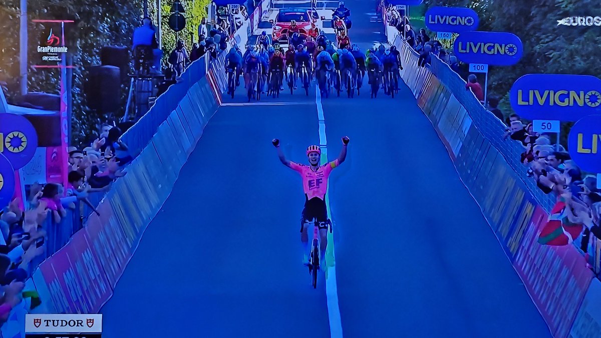 Boom! <a href="/NPowless/">Neilson Powless</a> GGGGRREAT breakaway effort 😎👌🇺🇸👏👏 #GranPiemonte 🧢 📴