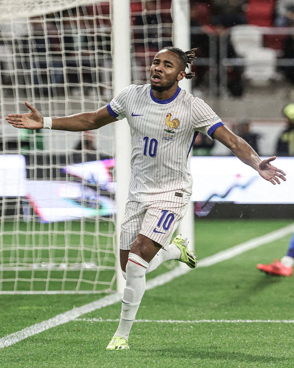 Rizark213's tweet image. OFFICIEL : Nkunku et Camavinga réalisent un exploit en étant les premiers joueurs de l’histoire à marquer dans un match où une seul pays est présent sur le terrain. #FRAISR