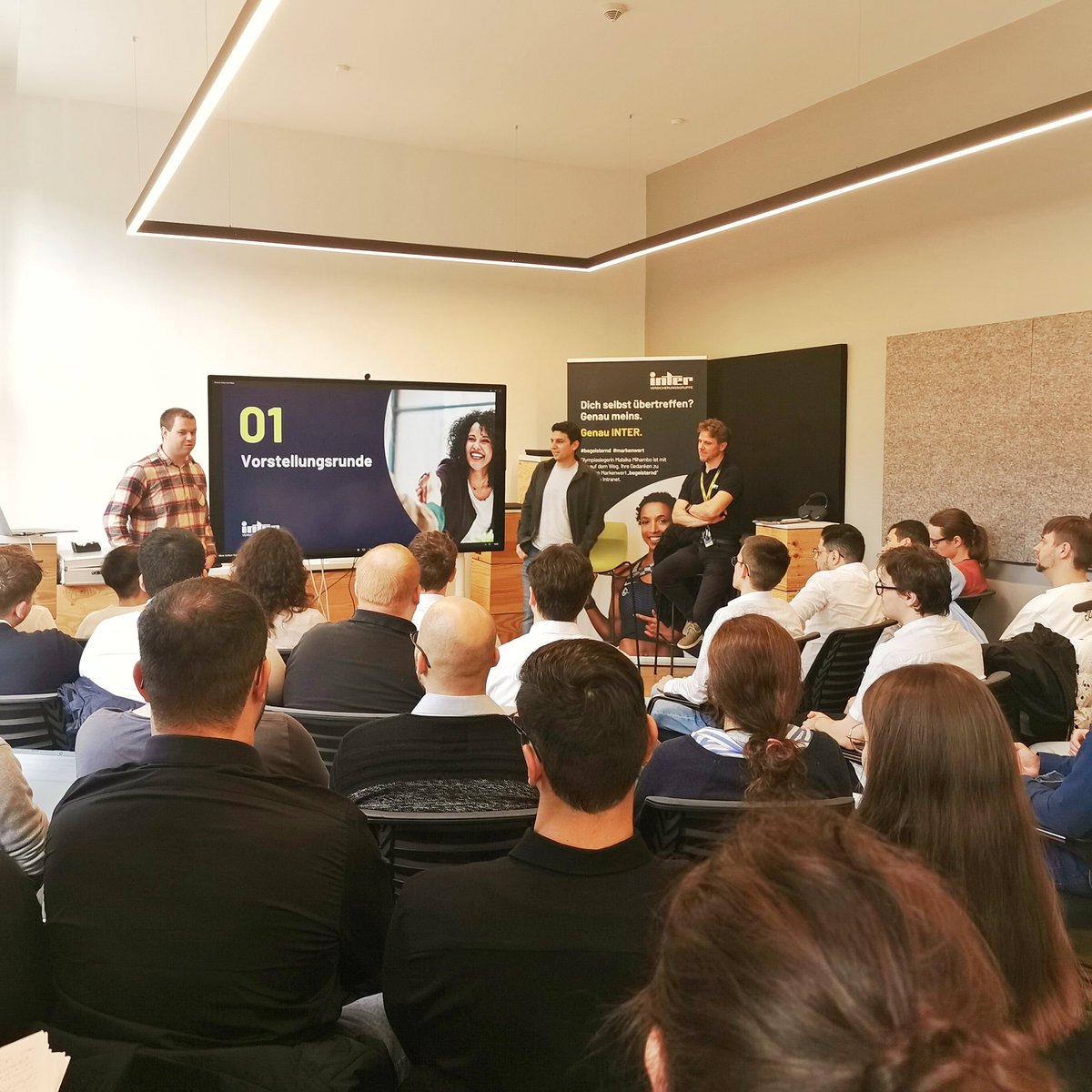 SvenKlaus's tweet image. Endlich geht es los! 🤗 Hier stellt die #INTERVersicherung uns die Aufgabenstellung für das #Softwareprojekt der  Fakultät für #Informatik der #HochschuleMannheim vor. Ich denke, es liegen spannende Wochen vor uns 😇 na ja, ich muss ja nur bewerten 😈 #hsma #sep #INTER #studium