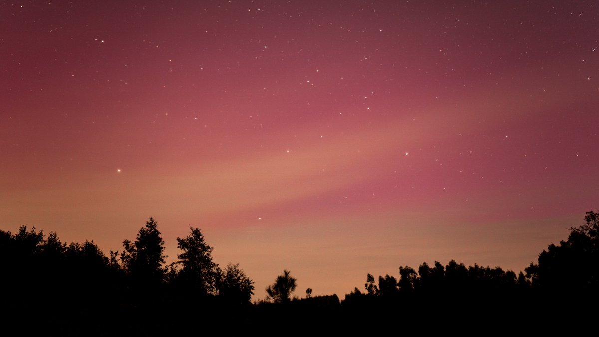 oPiinhas's tweet photo. Deixo-vos também algumas das fotografias tiradas à #Auroraborealis esta noite 🤩
📍Abrantes, Portugal 🇵🇹 https://t.co/2LQl69wKHO