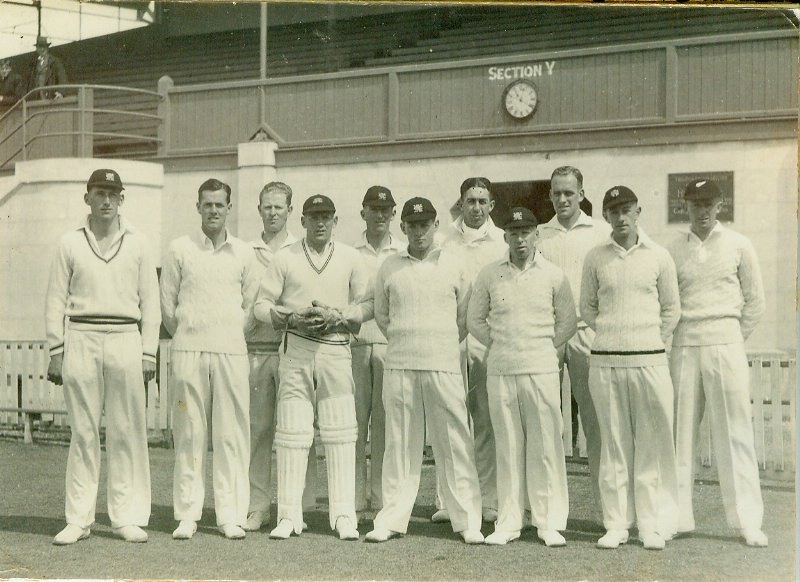 #BornToday: Edwin McLeod (1900-1989). A one-Test <a href="/BLACKCAPS/">BLACKCAPS</a> player, in 1930, Eddie was a dual international, captaining the NZ hockey team in the 1920s.

Photo: the Wellington team that played Otago in Dunedin, Feb 1940. Eddie is second from left in the back row. NZCM Collection.