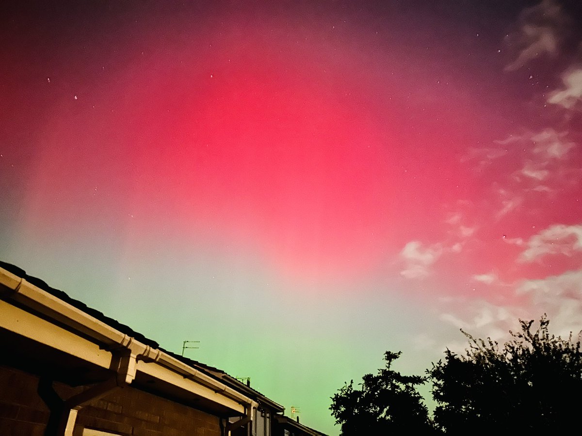 bexsterjp's tweet photo. @DESCOLEMAN the most magical northern light show here in Codsall https://t.co/oDZAXIYlIp