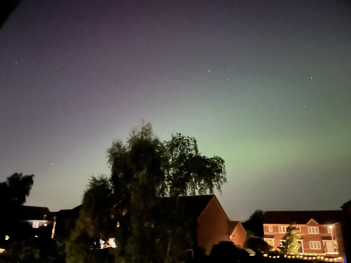 badger_fh's tweet photo. Got some green lights in the sky - is it aliens? #northernlights #aurora #Auroraborealis #lincoln #Lincolnshire https://t.co/KkYGZro8yL