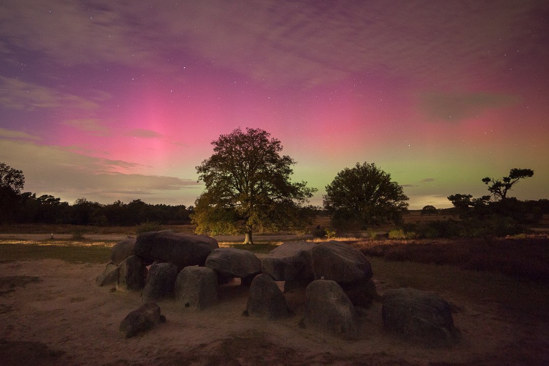 #noorderlicht bij de hunebedden van Havelte. Het was nog een hele kunst om alle zaklampen buiten beeld te houden want het was druk.
#poollicht #aurora
<a href="/AurorateamNL/">Suus</a> @Kees_Zwaan <a href="/Albert_Wester/">Albert Wester Terschelling Photography </a> <a href="/waddensky_nl/">Koen van den Driesche (Waddensky)</a> @