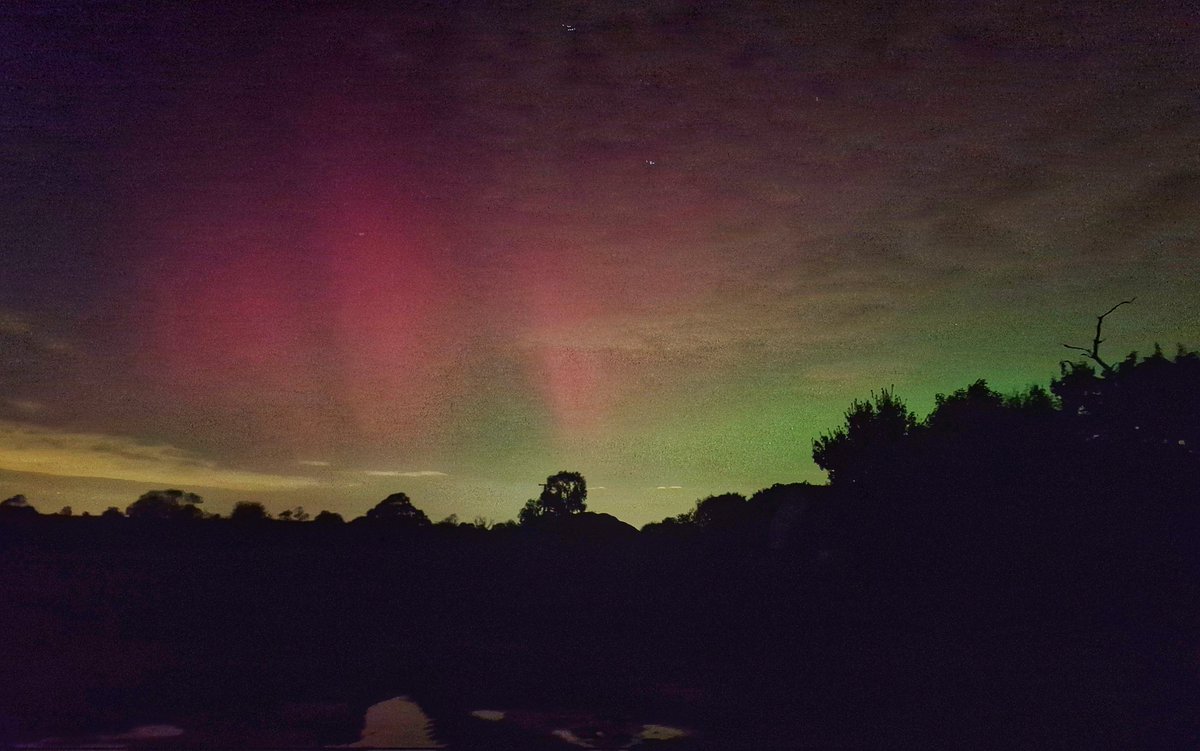 Knot_zztop's tweet photo. Northern lights this evening from near Melton Mowbray https://t.co/NFu5DxZYMY
