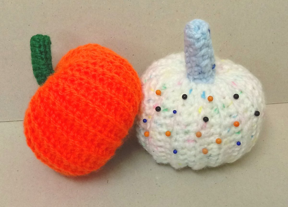 kernowclaire1's tweet photo. Lovely little pumpkin pin cushions, perfect for the Autumn. Will also look great on a Halloween table. #halloween #minipumpkin #pumpkin #pincushion #decoration #etsyseller #handmade https://t.co/6cHWphe0Vz https://t.co/Nsxpo6L4sK