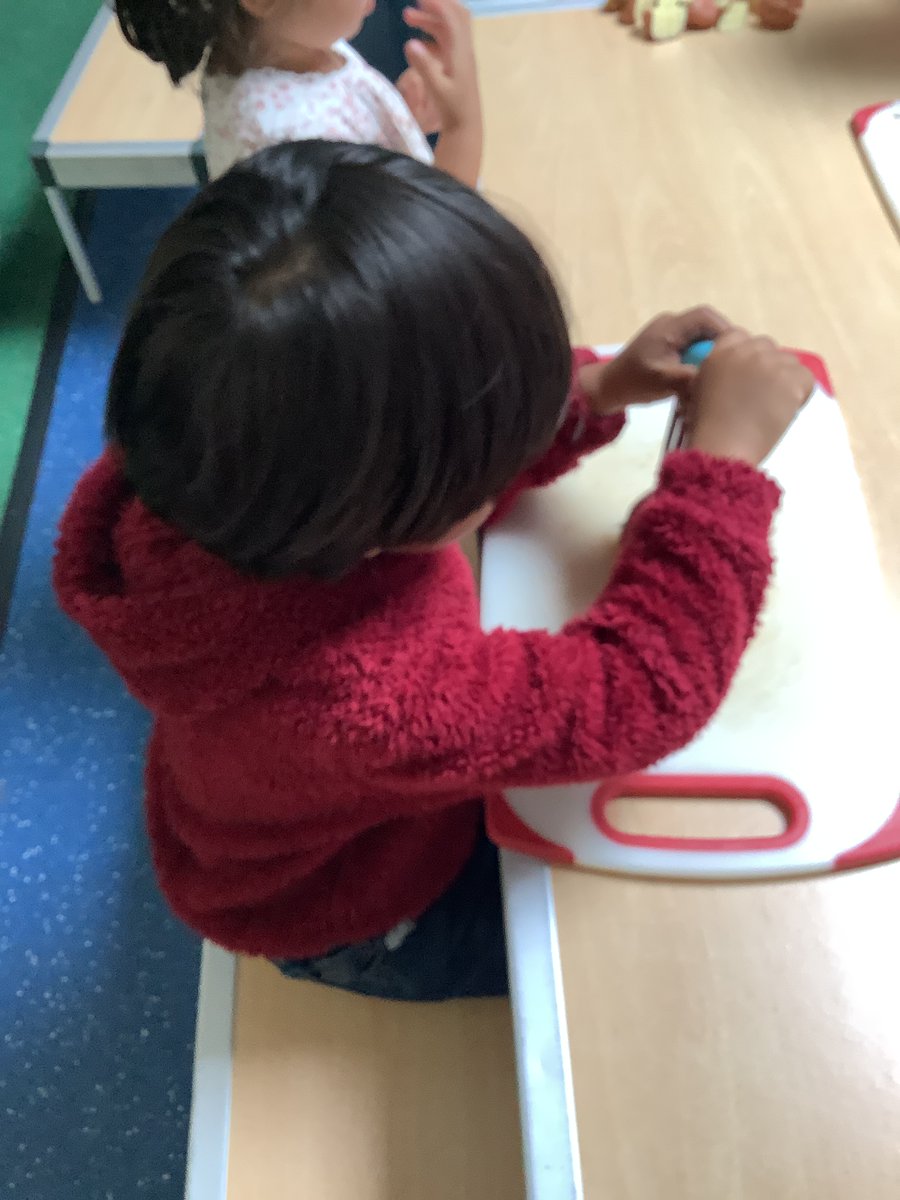 Snack preparation in Nursery. Developing independence and fine motor skills with our little friends.
#eyfs #developingindependenceeyfs #characteristicsoflearning