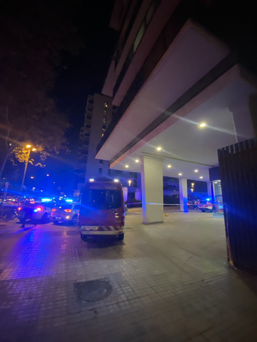 SantBarcelona's tweet photo. Novament es crema la barraca il·legal a l'antic camp de football de la Magoria. Ja és la segona vegada. 
Què esperem? Que exploti tot el bari Magoria Font de la Guatlla ? Ara mateix a la gran via 
@rgileiroa @georginalazaro @jmartigalbis @danielsirera @R_Hostafrancs @sants3radio https://t.co/qgK1VtvNBQ