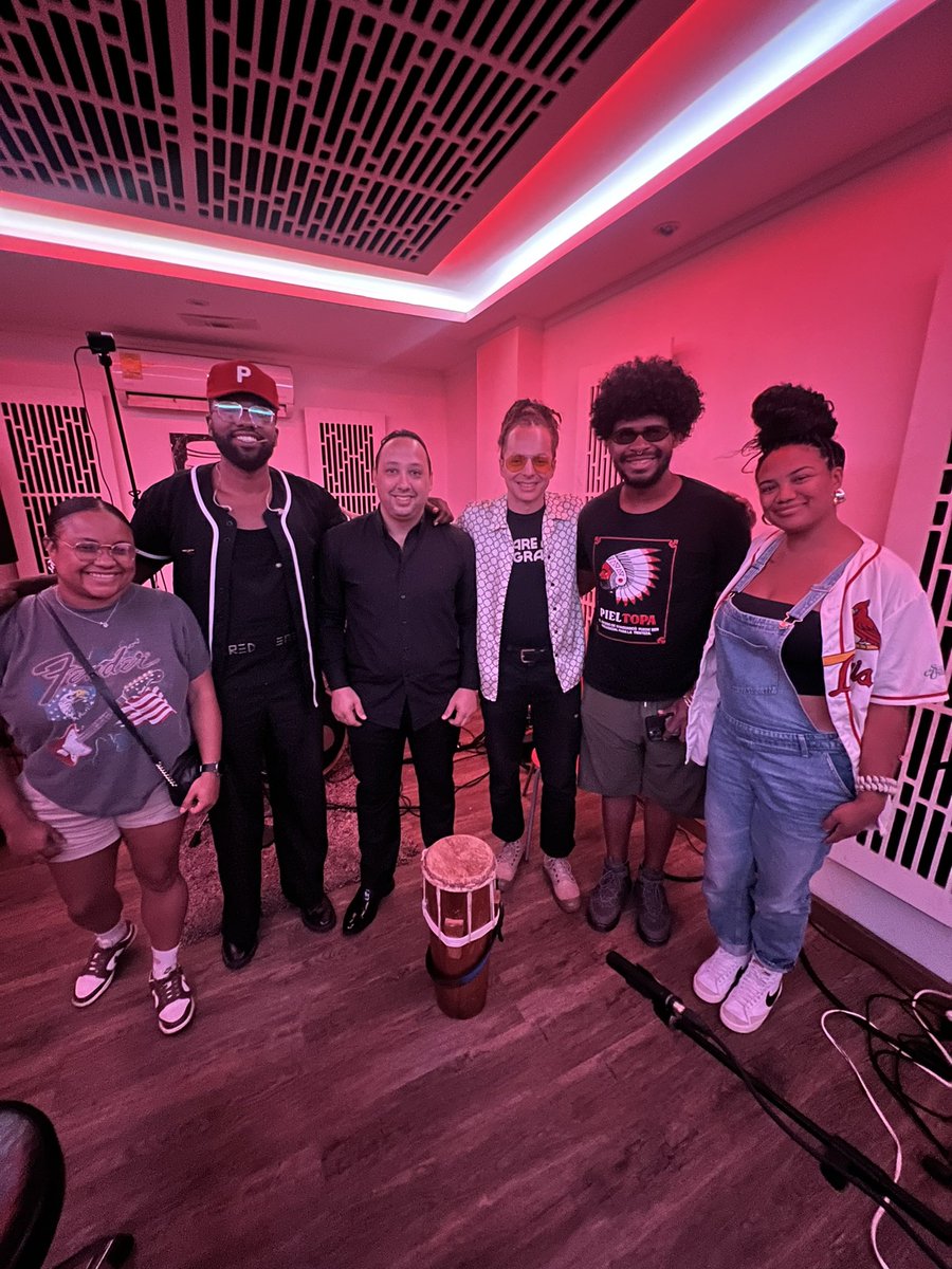 Aparte de presentarme con nuestro amigo Carlos Vallarino (esto sucederá esta noche en teatro escondido), llegué a Panamá con la intención de aprender y estudiar partes de nuestro folclor. Ayer fue un sueño hecho realidad pasar unas horas con el maestro Juan Miguel Leguizameño 🙌