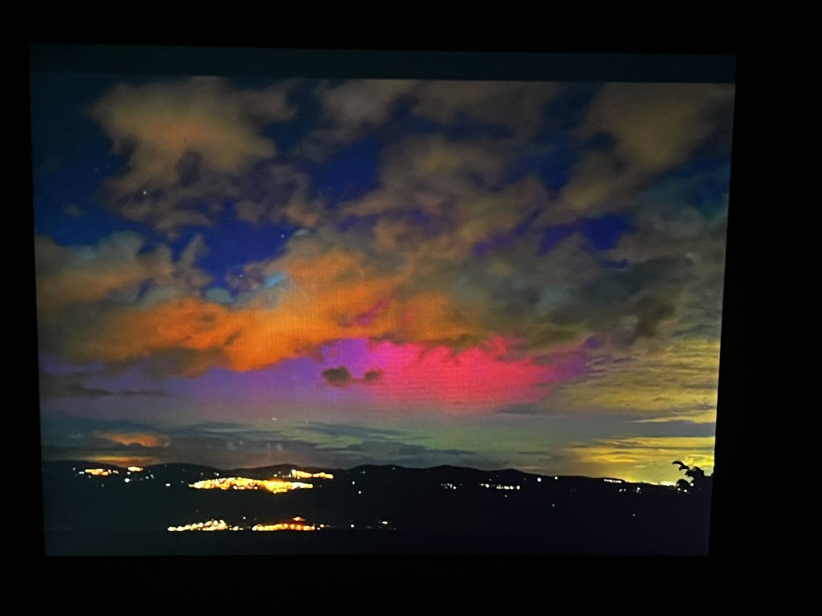 Les #auroresboreales sont bien présente ce soir sur #lyon