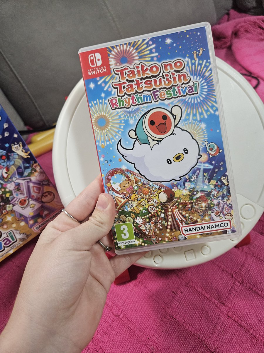 elii_crossing's tweet photo. Y el que me parece la joya de la corona porque ya es dificilísimo encontrarlo en edición español: el pack completo del Taiko no Tatsujin Rhythm festival! Un juego que trata de tocar un tambo al ritmo de la música! Con canciones de one piece y Doraemon!
https://t.co/idNmK6EvDM https://t.co/3nvDuoCTuG