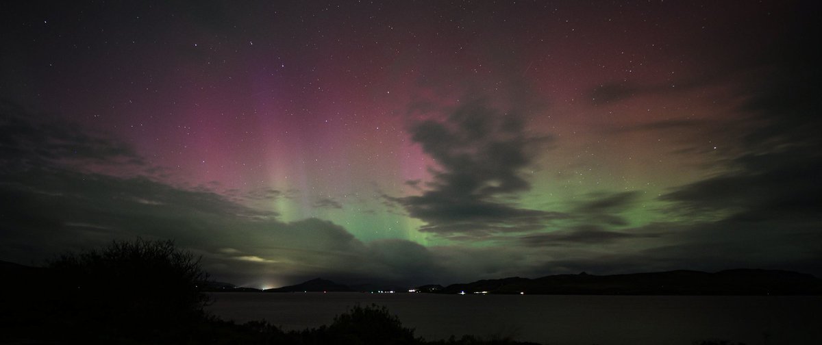 Between the heavy rain showers we've spotted the Aurora over Skye &amp; Raasay <a href="/BobOnSkye/">Bob Moss 🏴󠁧󠁢󠁳󠁣󠁴󠁿</a>
#aurora #northernlights #Auroraborealis
