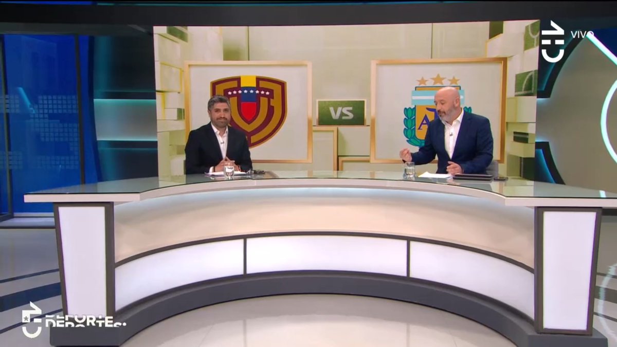 DanielFigueroaP's tweet photo. @Grillodelgol y @RodrigoVeraH con #VENvsARG #ClasificatoriasxCHV https://t.co/fhuST3McDP