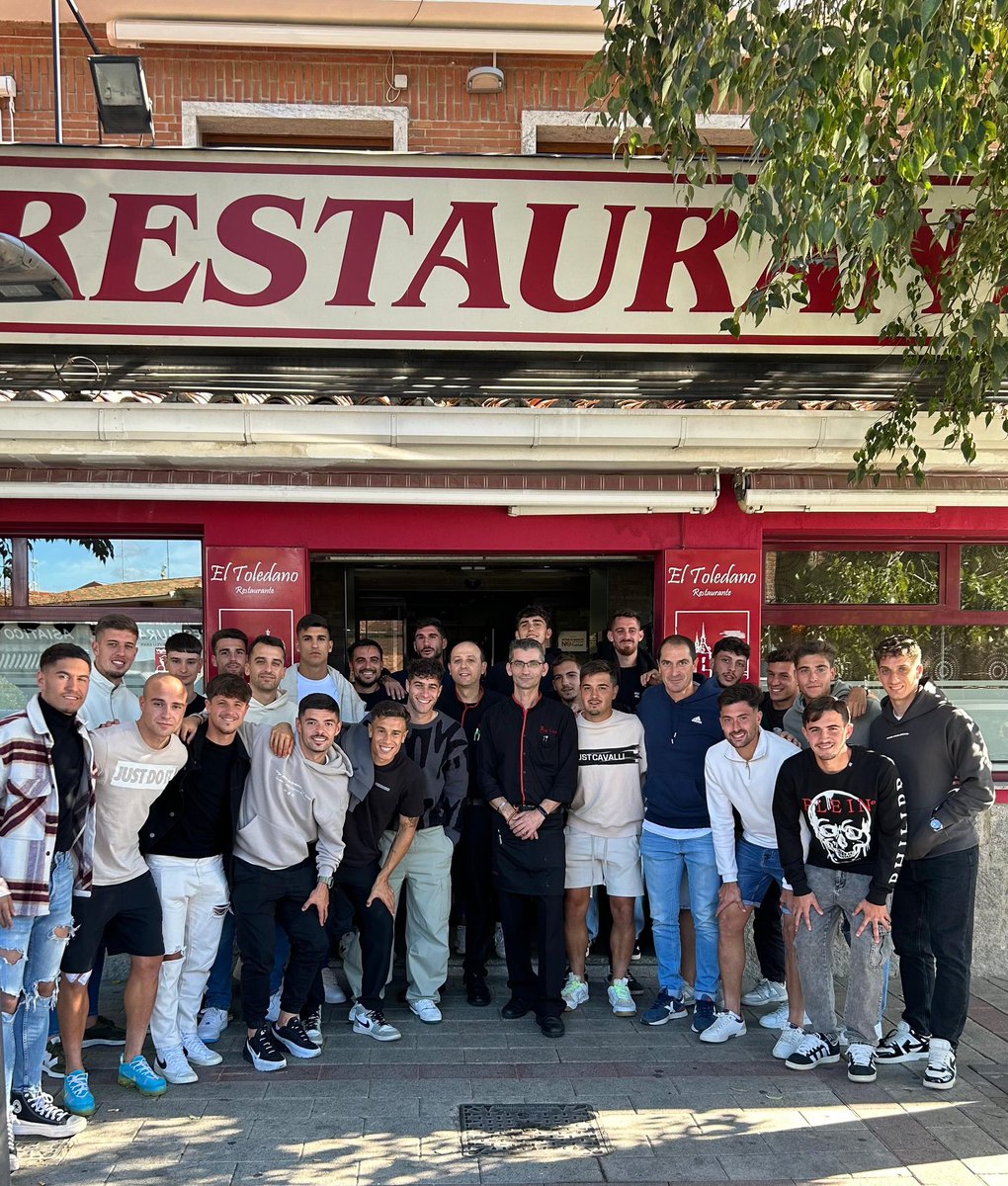 ➡️ Cerramos el día agraciando a nuestros amigos y patrocinadores de Restaurante El Toledano por acogernos en la comida del primer equipo celebrada hoy. Un trato excepcional 🙌

Seguimos haciendo equipo tanto dentro como fuera del campo 😁 

#SoñamosDespiertos
#VamosIllescas