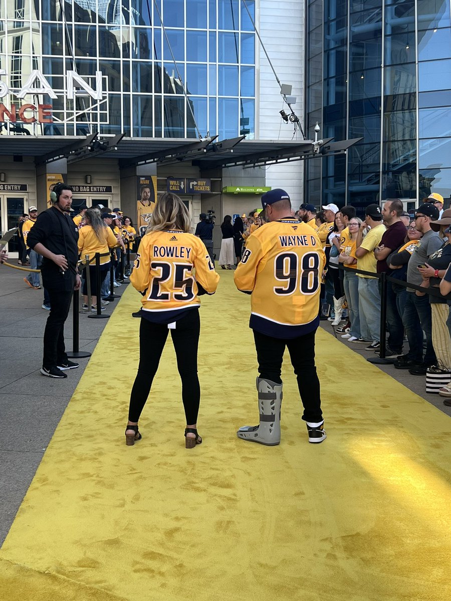 Penelopesdad714's tweet photo. @HesWayneD &amp; @LyndsayRowley are ready to kick off the @PredsNHL season https://t.co/OcnEEMtEzh