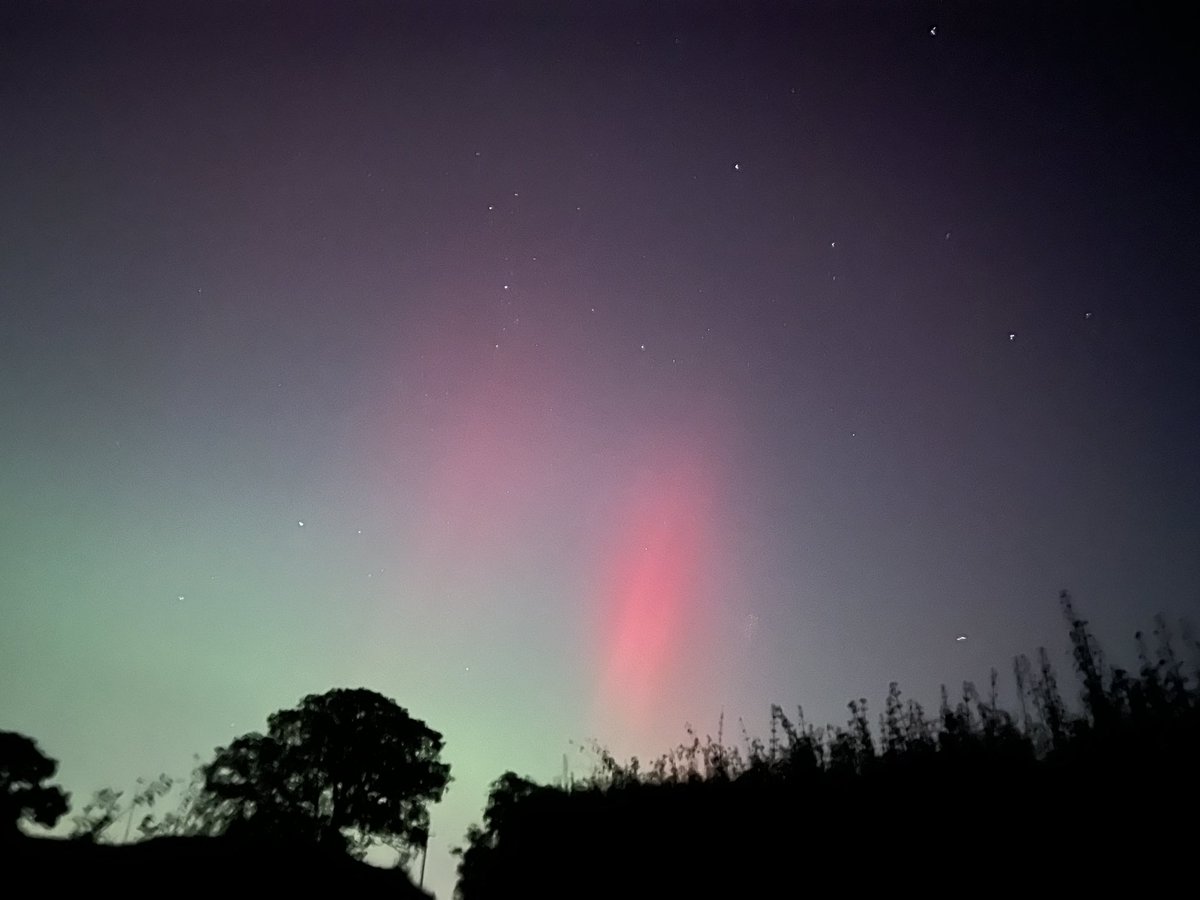 annekaka's tweet photo. @VirtualAstro Mind blowing to see the pink so clearly with the naked eye! #NorthernLights https://t.co/8dJpU3yll6