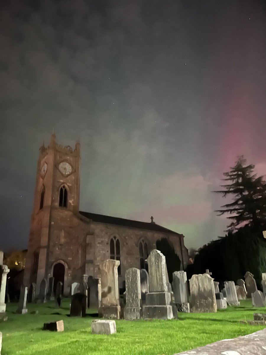 WdcLocal's tweet image. Aurora over Old Kilpatrick church tonight.