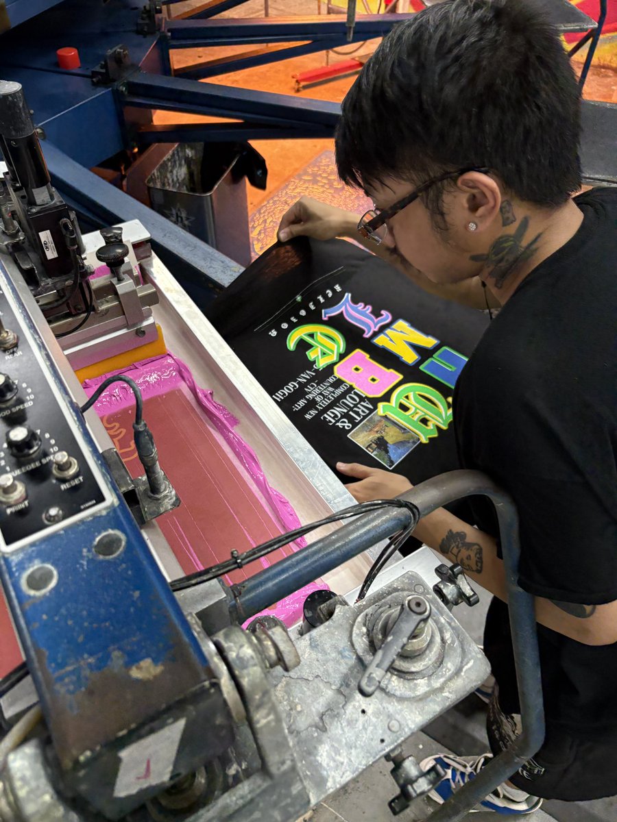 mintprints_'s tweet image. Love of the game. Never will get old to me watching the colors come to life 
Testing this 6 color for @HumbleReligion 
#MintPrints #HumbleReligion