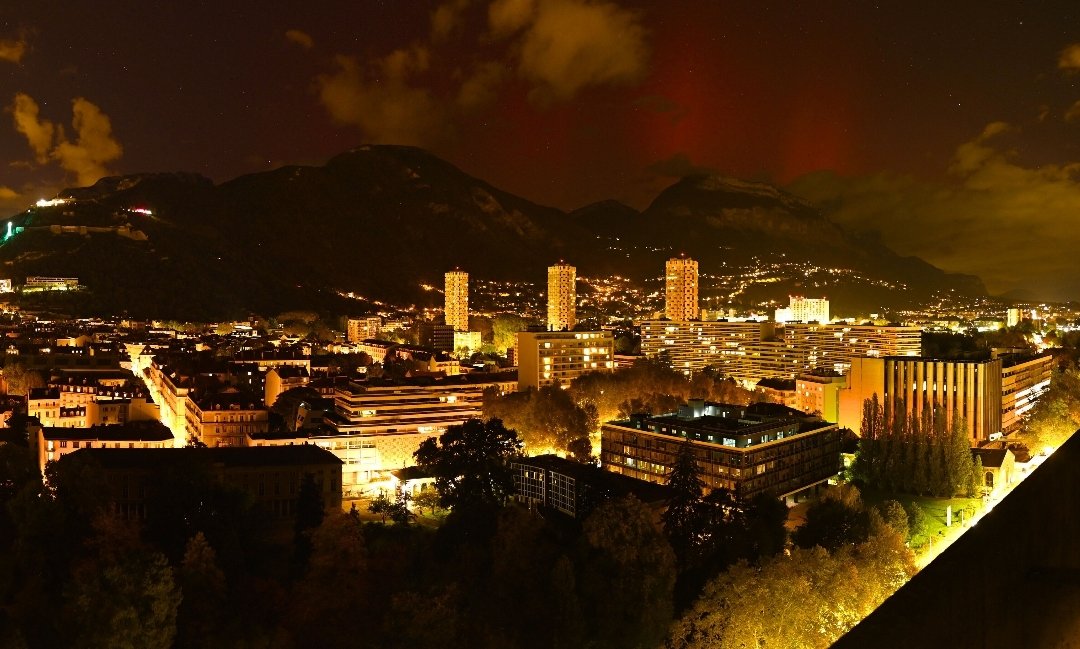 Météo Centre-Isère (@meteoisere) on Twitter photo #Grenoble actuellement, ambiance magnifique avec ces jeux de lumière au-dessus de la #Chartreuse.
Malheureusement plus à l'Ouest il est difficile de les observer en raison de la progression d'un système d'averses entre le Nord-Isère, les Terres-Froides.
Image via <a href="/skaping/">Skaping - Webcams touristiques 360°</a> #Grenoble actuellement, ambiance magnifique avec ces jeux de lumière au-dessus de la #Chartreuse.
Malheureusement plus à l'Ouest il est difficile de les observer en raison de la progression d'un système d'averses entre le Nord-Isère, les Terres-Froides.
Image via <a href="/skaping/">Skaping - Webcams touristiques 360°</a>