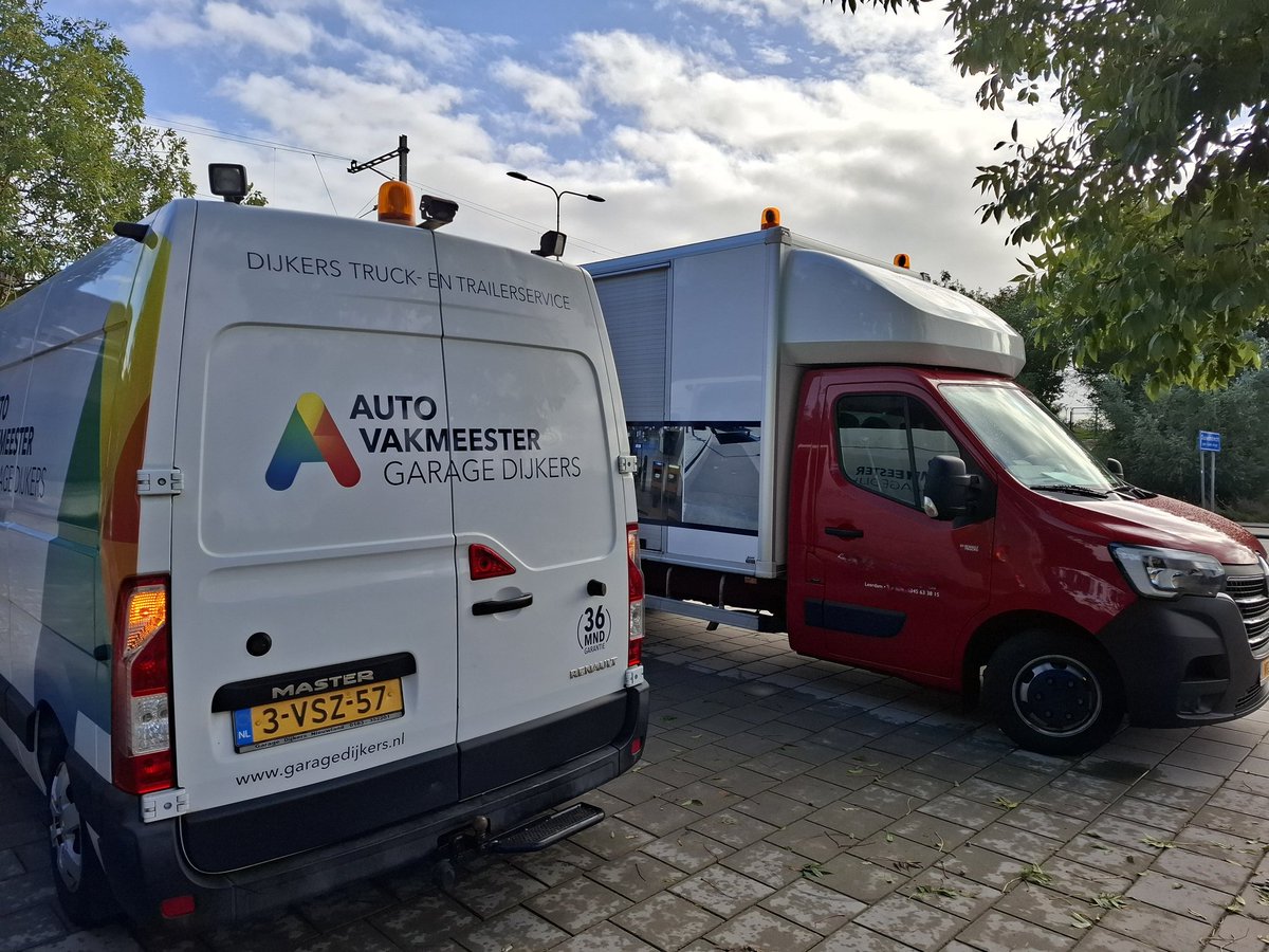 arjan3008's tweet photo. Dan komen we gewoon. Naar #Amsterdam toe #pechulp #Renault #autovakmeester #service https://t.co/SgVYfaUiT3