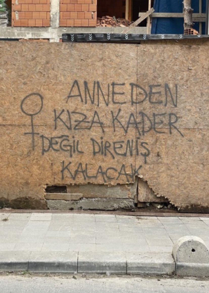 Görüyorsan tag at 

#şiddetdildebaşlar
#yasayıuygulakadınıyaşat