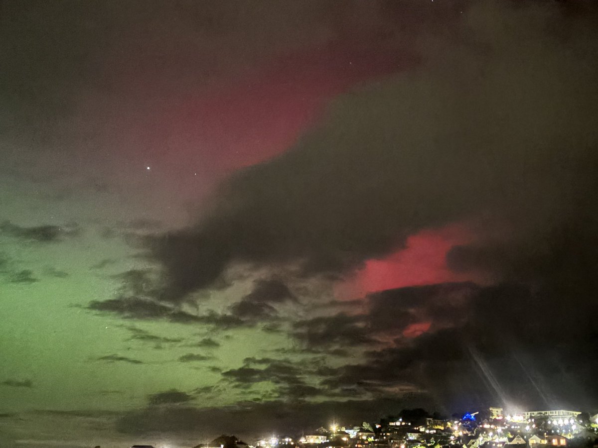 Fae_Vampire's tweet image. I’m going to Iceland in a few months but mannn how cool is it to see this from my bedroom window at home 😍 #Auroraborealis #northernlights #NorthDevon
