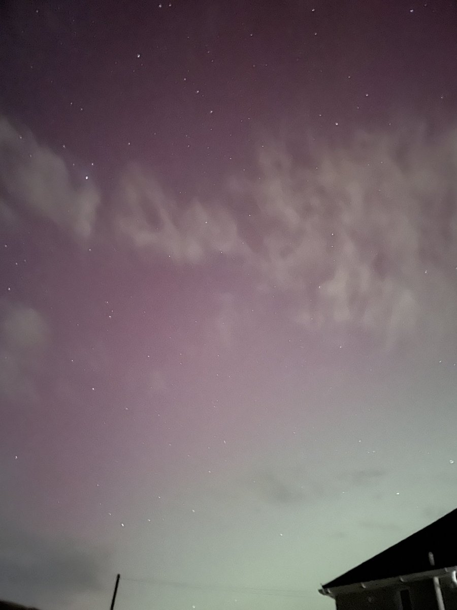 PharmacyBeth's tweet photo. Northern lights visible from the back garden! Amazing #Auroraborealis https://t.co/KYqMDvGMUc