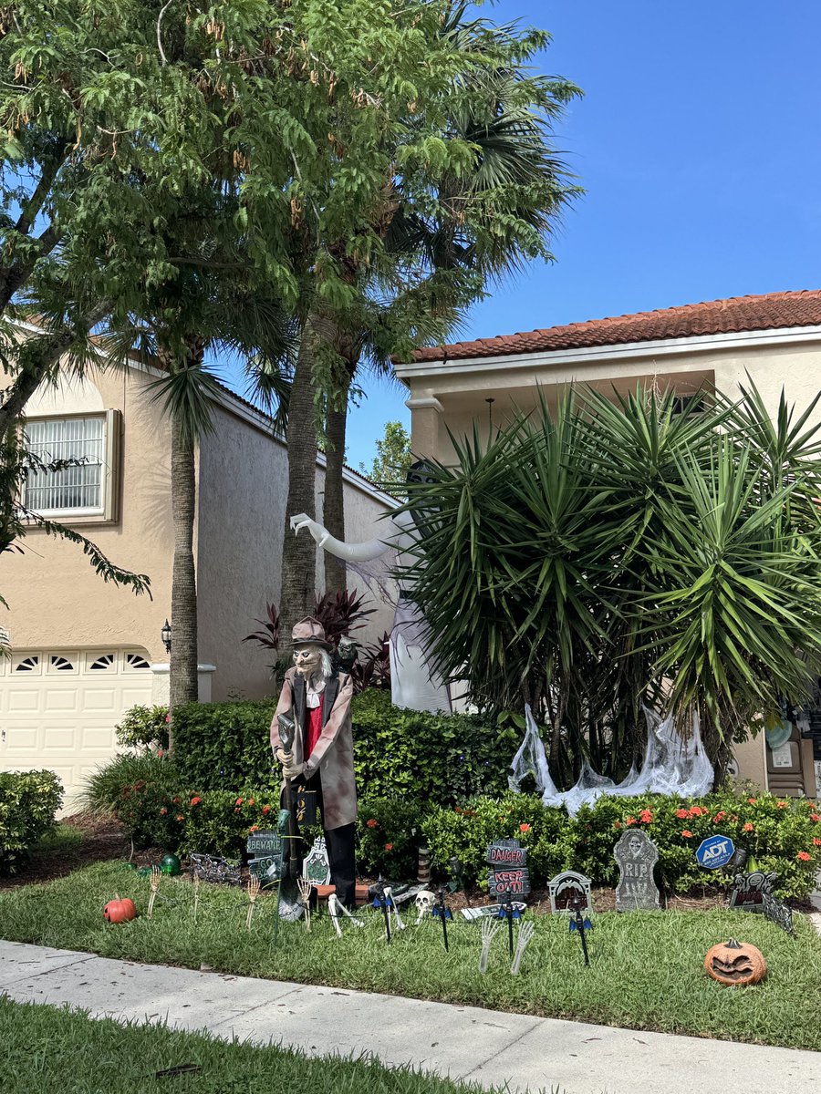 ElectWayneClark's tweet photo. Great to see how well the City made it through the storm. Loved seeing these decorations out today while door knocking. 

#TeamWayne
#hurricaneseason
#Halloween https://t.co/Pe8gWzBepN