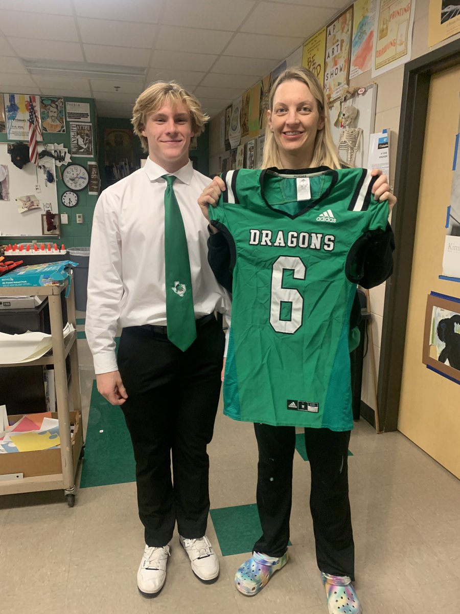 parker_harris_2's tweet image. Thank you Ms. Neimann #dragonmvp @CarrollDragonFB @coachrdodge