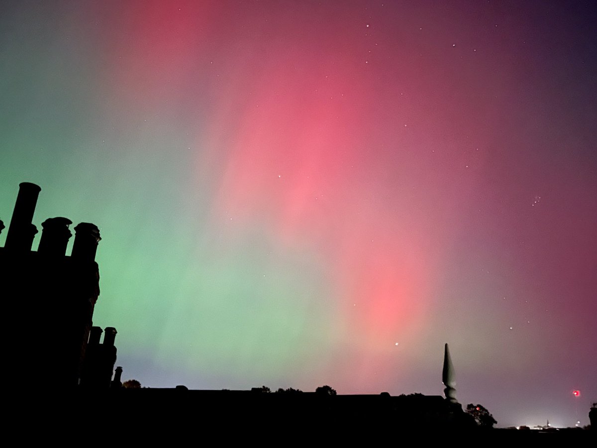 philatrail's tweet photo. Wow! Northern Lights over York! Never seen this before! https://t.co/J0tNaBnFQd
