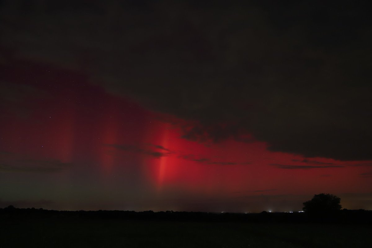 t_gimenezz's tweet image. SPECTACULAIRES #auroresboréales actuellement. Depuis le sud de la #gironde (photo prise avec reflex mais lumiere visible a l'oeil nu)
@EricLagadec